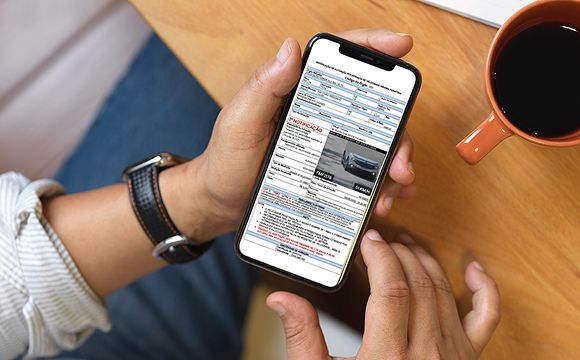Pessoa segurando celular com notificação de infração